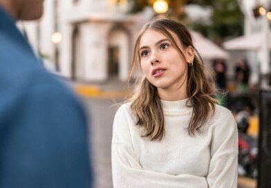 Love Bombing'den Sıkıldık: Yeni Terimizi 'Chalance'  
Modern flört dünyası, sizi bir strateji uzmanına dönüştüren yorucu taktiklerle dolu. Ancak 2026'nın yükselen trendi, bu "oyun" dünyasını alt üst etmeye kararlı. İşte karşınızda, ilişkilerin yeni altın kuralı: Chalance!