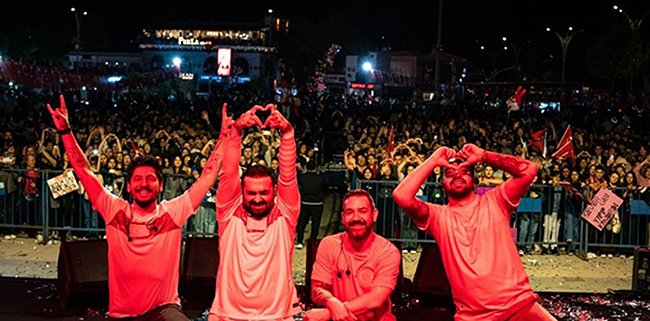 PERA’DAN MİLLİ TAKIMA DEV DESTEK: 'KALK AYAĞA TÜRKİYE’M'