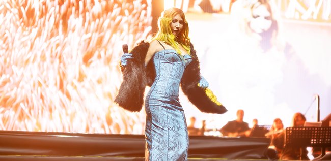 Hande Yener... TRİBÜNLERİ SAHNEYE DÖNÜŞTÜ!