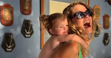 Burcu Biricik Tatil Pozlarını Paylaştı; Küçük Kızı Dümende!