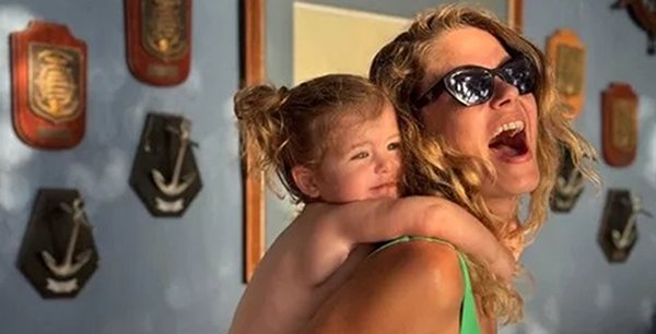 Burcu Biricik Tatil Pozlarını Paylaştı; Küçük Kızı Dümende!