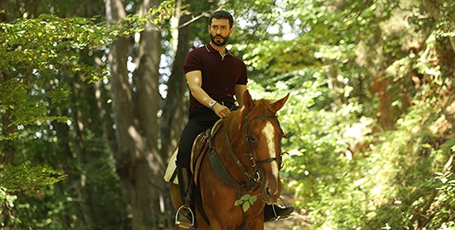 Muhtemel Aşk... DEFNE VE KADİR'İN ARASI DÜZELİYOR, GİZEMLİ MESAJ GELİYOR!