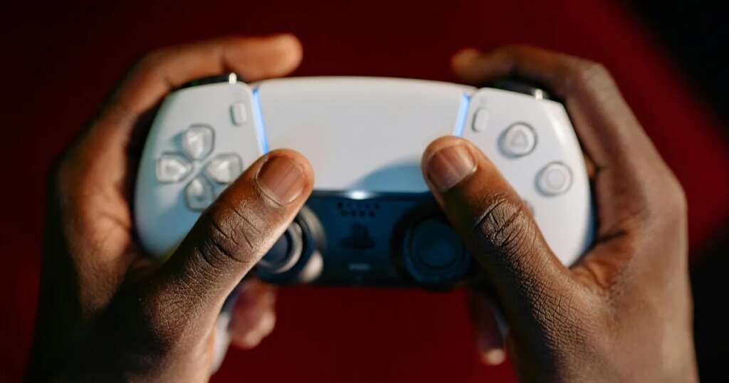 Hayal Edin: Detaylı Dokunmatik Ekranlı Ayrılabilir DualSense Kontrolcü, Sony'nin Yenilikçi Tasarımı!