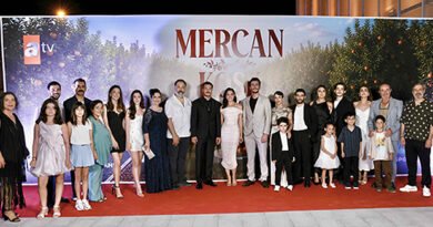 Mercan Köşk: Dizi Oyuncuları İlk Bölüm Heyecanını Tarsus Halkıyla Birlikte Paylaştı