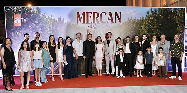 Mercan Köşk: Dizi Oyuncuları İlk Bölüm Heyecanını Tarsus Halkıyla Birlikte Paylaştı
