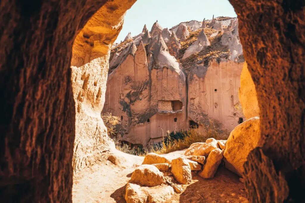 Nevşehir'de Keşfedilecek Yerler: Kapadokya'nın Büyüleyici Güzergahları